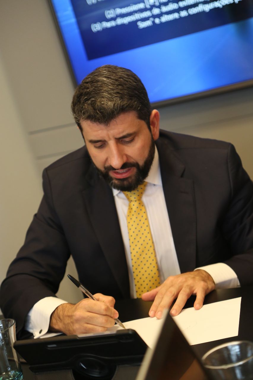 Fernando Domingues, advogado em Avaré, durante atividade profissional